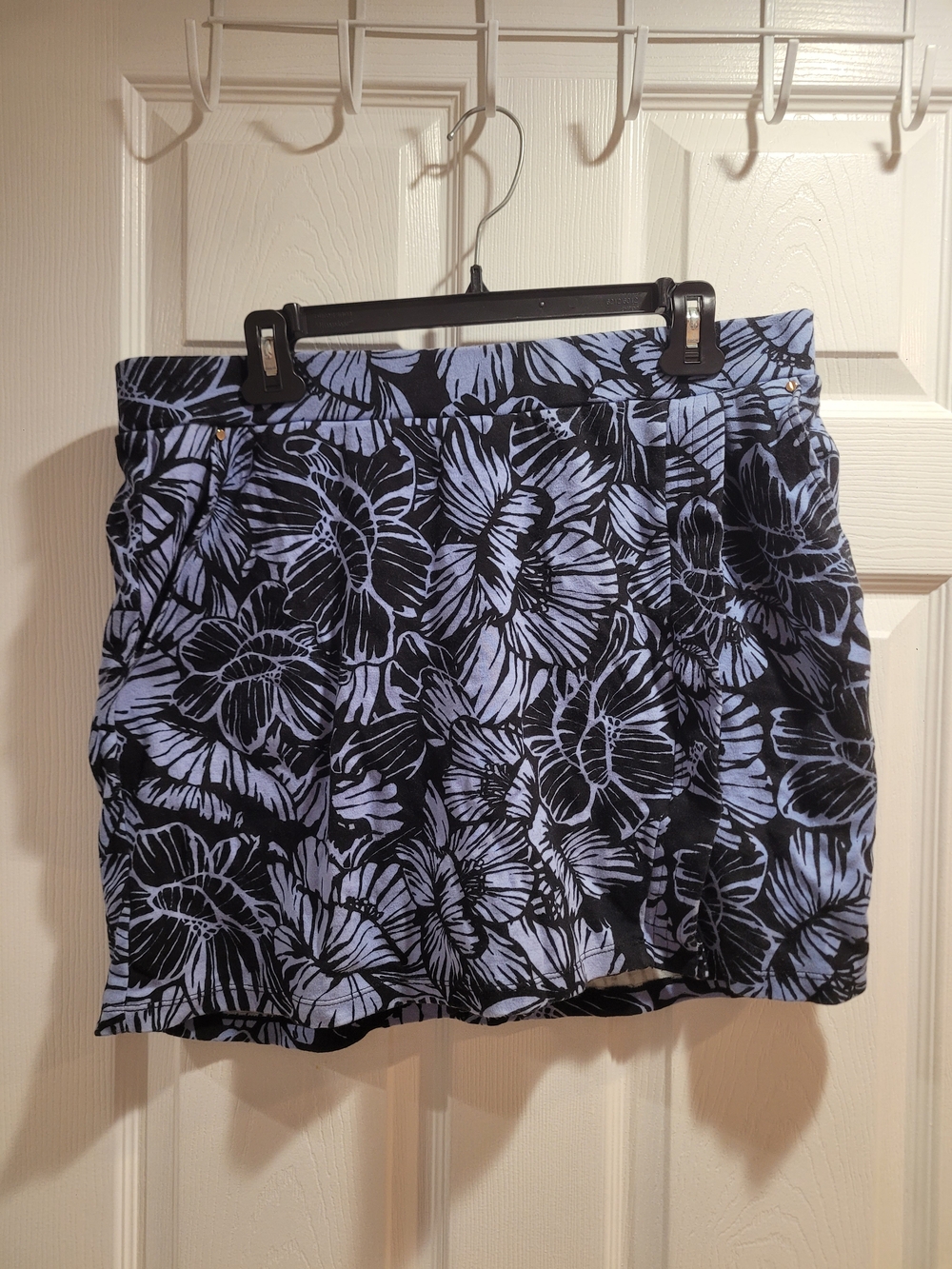 Jones New York Black and Lavender Floral Mini Skirt